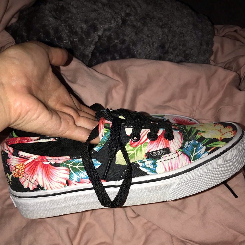 5.5 women’s floral vans NWOT